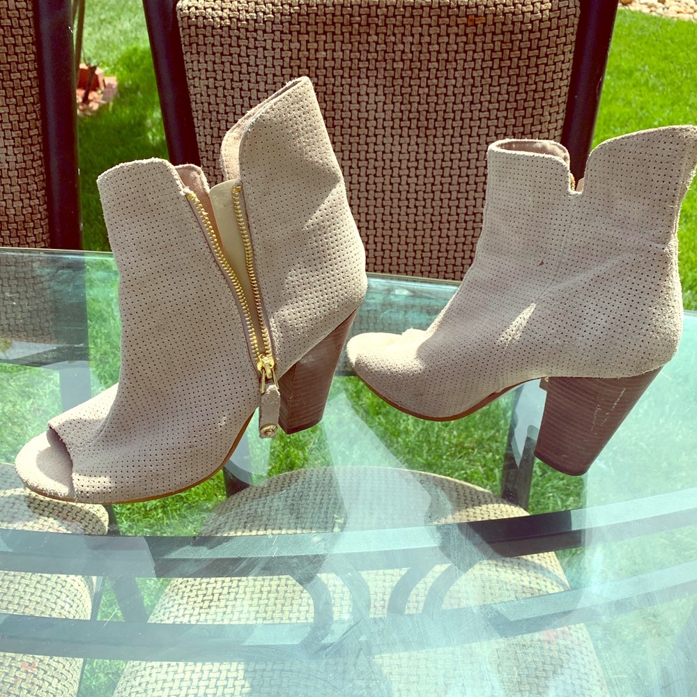 GUESS woman’s open toed boots size 8.5